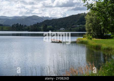 Åkrafjorden in der Nähe von Haegesund, Norwegen, eines der schönsten Reiseziele der Welt. Wunderschöne Naturlandschaft des Norwegischen Meeres und Akrafjorden Stockfoto