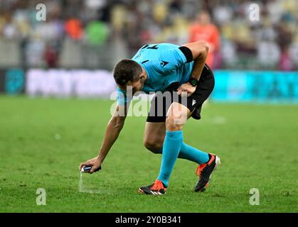 RIO DE JANEIRO, BRASILIEN - 01. SEPTEMBER 2024 Fußballschiedsrichter während des Spiels in der brasilianischen Fußballmeisterschaft Stockfoto