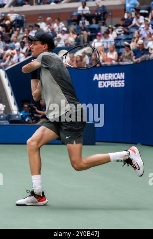 Jannik Sinner (ITA) tritt am 27. August 2024 in Runde 1 der US Open Tennis Championships 2024 im USTA Billie Jean King National Tennis Center in Flushing Meadow, New York, an. Stockfoto