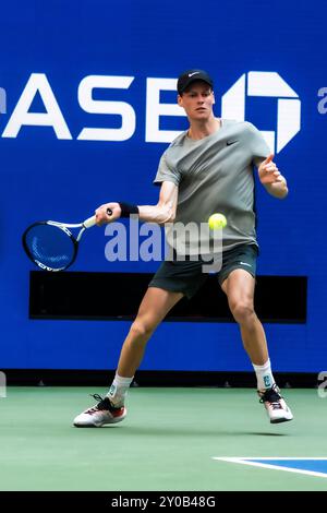 Jannik Sinner (ITA) tritt am 27. August 2024 in Runde 1 der US Open Tennis Championships 2024 im USTA Billie Jean King National Tennis Center in Flushing Meadow, New York, an. Stockfoto