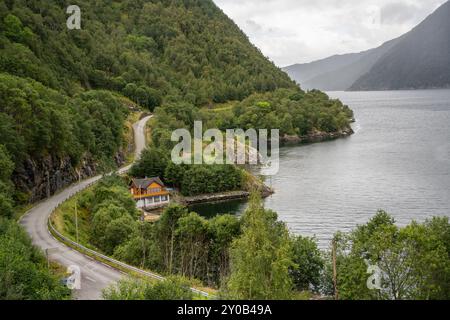 Hellesylt, Norwegen - 23. Juli 2024: Landschaft mit majestätischem Geirangerfjord ordentlich Hellesylt, verstecktes Juwel Norwegens. Atemberaubende Schönheit. Stockfoto