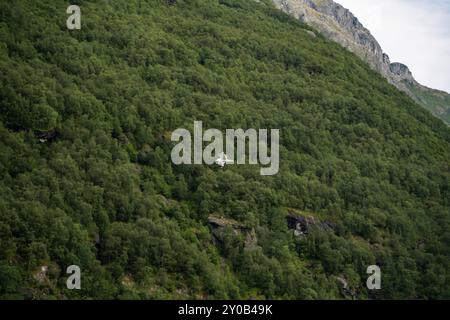 Hellesylt, Norwegen - 23. Juli 2024: Landschaft mit majestätischem Geirangerfjord ordentlich Hellesylt, verstecktes Juwel Norwegens. Atemberaubende Schönheit. Stockfoto