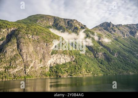 Hellesylt, Norwegen - 23. Juli 2024: Landschaft mit majestätischem Geirangerfjord ordentlich Hellesylt, verstecktes Juwel Norwegens. Atemberaubende Schönheit. Stockfoto