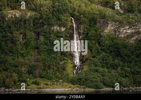 Hellesylt, Norwegen - 23. Juli 2024: Landschaft mit majestätischem Geirangerfjord ordentlich Hellesylt, verstecktes Juwel Norwegens. Atemberaubende Schönheit. Stockfoto