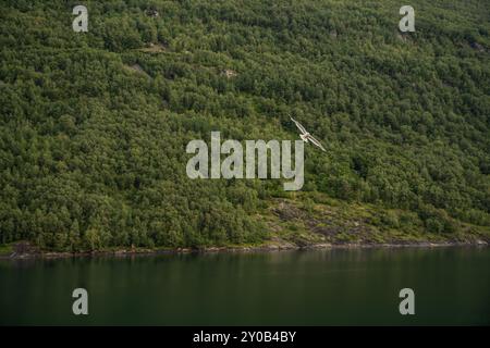 Hellesylt, Norwegen - 23. Juli 2024: Landschaft mit majestätischem Geirangerfjord ordentlich Hellesylt, verstecktes Juwel Norwegens. Atemberaubende Schönheit. Stockfoto