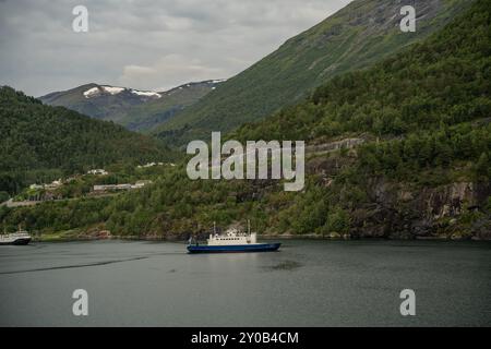 Hellesylt, Norwegen - 23. Juli 2024: Landschaft mit majestätischem Geirangerfjord ordentlich Hellesylt, verstecktes Juwel Norwegens. Atemberaubende Schönheit. Stockfoto