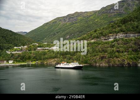 Hellesylt, Norwegen - 23. Juli 2024: Landschaft mit majestätischem Geirangerfjord ordentlich Hellesylt, verstecktes Juwel Norwegens. Atemberaubende Schönheit. Stockfoto