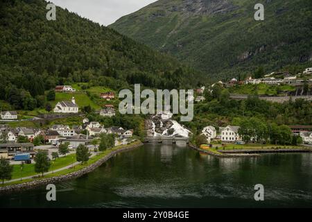 Hellesylt, Norwegen - 23. Juli 2024: Landschaft mit majestätischem Geirangerfjord ordentlich Hellesylt, verstecktes Juwel Norwegens. Atemberaubende Schönheit. Stockfoto