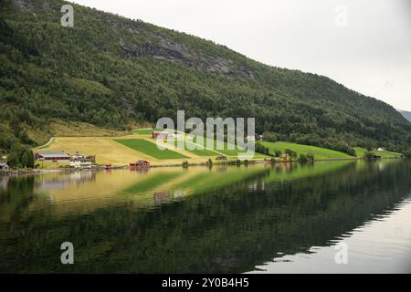 Hellesylt, Norwegen - 23. Juli 2024: Landschaft mit majestätischem Geirangerfjord ordentlich Hellesylt, verstecktes Juwel Norwegens. Atemberaubende Schönheit. Stockfoto