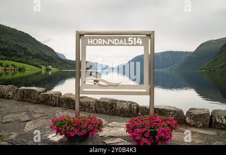 Hellesylt, Norwegen - 23. Juli 2024: Landschaft mit majestätischem Geirangerfjord ordentlich Hellesylt, verstecktes Juwel Norwegens. Atemberaubende Schönheit. Stockfoto