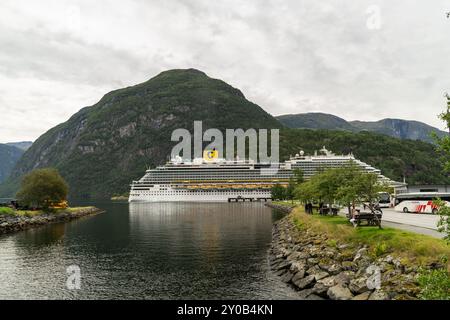 Hellesylt, Norwegen - 23. Juli 2024: Landschaft mit majestätischem Geirangerfjord ordentlich Hellesylt, verstecktes Juwel Norwegens. Atemberaubende Schönheit. Stockfoto