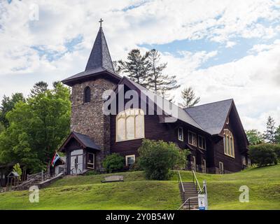 Erleben Sie die ruhige Schönheit der St. Eustace Episcopal Church in Lake Placid, New York, ein zeitloses Symbol des Glaubens inmitten der malerischen Adirondacks Stockfoto