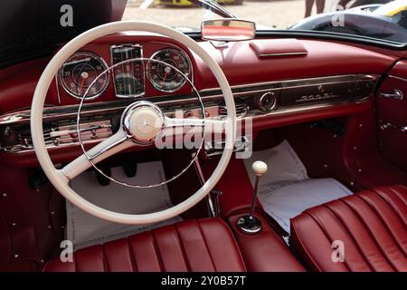 Innenraum eines Mercedes 300 SL auf dem Concours of Elegance 2024 Stockfoto