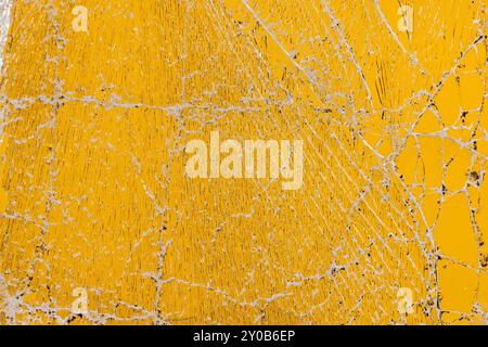 Verschmutztes Glas, das in eine große Anzahl von Teilen zerbrochen ist, ein Stück Glas mit vielen Rissen und gebrochenen Teilen Stockfoto