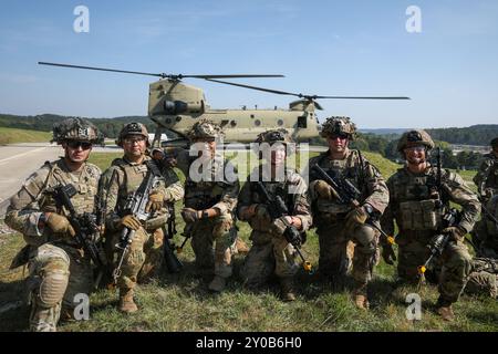 US-Soldaten, die der 173. Luftlandebrigade zugeteilt sind, posieren für ein Foto während der Saber Junction 24 im Hohenfels Trainingsgebiet, Joint Multinational Readiness Center (JMRC), Deutschland, 28. August 2024. Saber Junction ist eine jährliche Übung, die vom 7. Army Training Command und JMRC durchgeführt wird, um Zugang zu den Einheiten der US Army zu erhalten, einheitliche Landoperationen in einer gemeinsamen, kombinierten Umgebung durchzuführen und die Interoperabilität mit den teilnehmenden Alliierten und Partnerländern zu fördern. (Foto der US-Armee von SPC. Jaimee Perez) Stockfoto