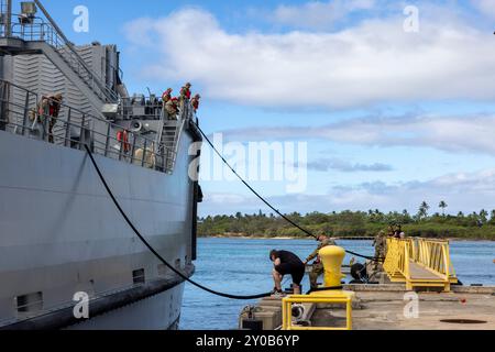 Mariners der Transportation Company Pacific, 8. Spezialtruppenbataillon, 8. Theater Sustainment Command, legen das Logistikunterstützungsschiff 8, die MG Robert Smalls, an das Dock der Joint Base Pearl Harbor-Hickam, Hawaii, 30. August 2024 an. Die Seefahrer brachten den LSV nach Routinewartung nach Hawaii zurück. (Foto der US-Armee von Sgt. Nickson Schenk) Stockfoto