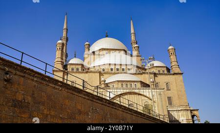 Außenansicht der herrlichen Muhammed-Ali-Moschee, die im osmanischen Stil erbaut und 1848 von Muhammad Ali Pascha in Auftrag gegeben wurde, in der Zitadelle von Saladin im islamischen Kairo, Ägypten Stockfoto