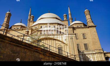 Außenansicht der herrlichen Muhammed-Ali-Moschee, die im osmanischen Stil erbaut und 1848 von Muhammad Ali Pascha in Auftrag gegeben wurde, in der Zitadelle von Saladin im islamischen Kairo, Ägypten Stockfoto