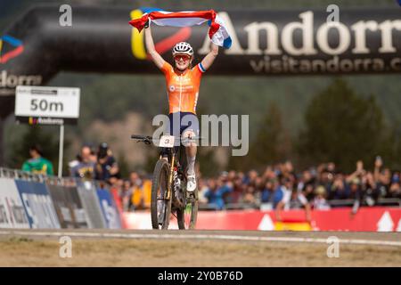 PAL Arinsal, Andorra: 1. September 2024: Puck Pieterse aus Nederland in der Ziellinie der UCI Mountain Bike World Championships Women Andorra 202 Stockfoto