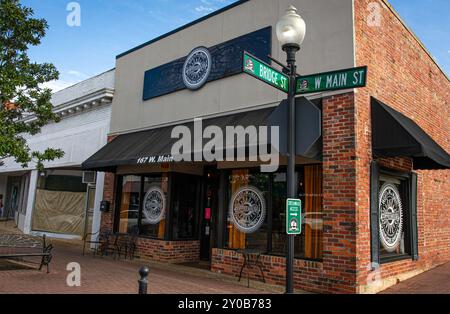 Prattville, Alabama, USA-Mar. 27, 2024: Äußere des West Main Coffeehouse and Creamery, einem lokalen kleinen Unternehmen im malerischen Stadtzentrum von Prattville. Stockfoto