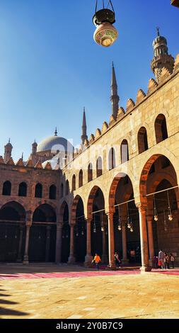 Blick auf den Innenhof der Al-Nasir-Muhammad-Moschee mit den Minaretten der Muhammed-Ali-Moschee im Hintergrund an der Zitadelle von Saladin im islamischen Kairo, Ägypten Stockfoto