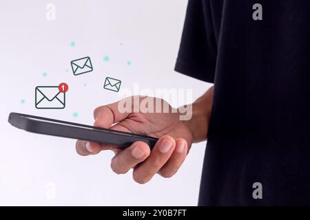 Ein Mann verwendet ein Smartphone, um E-Mails oder Nachrichten zu senden und zu empfangen. E-Mail-Marketing oder Online-Arbeitskonzept. Stockfoto