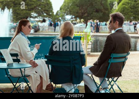 Gäste genießen die Gastfreundschaft im Concours of Elegance 2024 Stockfoto