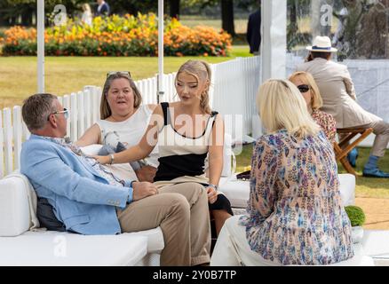 Gäste genießen die Gastfreundschaft im Concours of Elegance 2024 Stockfoto