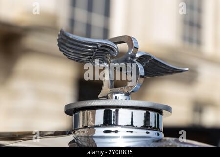 Kfz-Maskottchen mit geflügeltem B-Kühlerdeckel Stockfoto