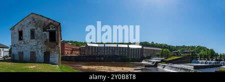 Prattville, Alabama, USA-19. April 2023: Webbanner des historischen Picker House, das 1850 erbaut wurde. Im Hintergrund befinden sich die Mühlenwohnungen, die Stockfoto