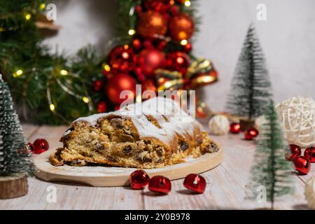 Hausgemachte Weihnachtskuchenkuchen mit Marzipannüssen und getrockneten Früchten Gebäck Dessert Stollen. Winterferien saisonale Atmosphäre. Köstliche geschmackvolle Komposition Tischeinstellung Kopierraum Stockfoto