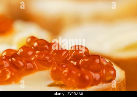 Zartes französisches Baguette aus Weizenmehl, frisches Baguette mit Butter und rotem Lachskaviar Stockfoto