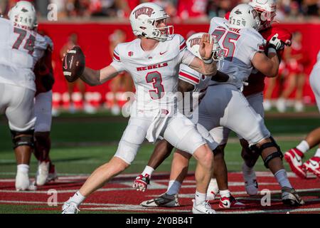 31. August 2024: Der Quarterback der UNLV Rebels Matthew Sluka (3) wirft einen Pass während eines Spiels zwischen den UNLV Rebels und den Houston Cougars in Houston, Texas. Trask Smith/CSM Stockfoto