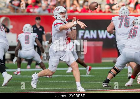 31. August 2024: Der Quarterback der UNLV Rebels Matthew Sluka (3) wirft einen Pass während eines Spiels zwischen den UNLV Rebels und den Houston Cougars in Houston, Texas. Trask Smith/CSM Stockfoto