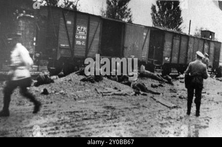 Die Leichen werden während eines Stopps in Targu-Frumos auf der Reise aus dem Iasi-Todeszug entfernt. Das Iasi-Pogrom war eine Reihe von Pogromen, die von Regierungskräften unter Marschall Ion Antonescu in der rumänischen Stadt Iași gestartet wurden. Sie dauerte vom 29. Juni bis zum 6. Juli 1941. 13.266 Menschen oder ein Drittel der jüdischen Bevölkerung wurden massakriert, viele wurden deportiert. Es war eines der schlimmsten Pogrome während des Zweiten Weltkriegs. Die Deportierten wurden unter erschreckenden Bedingungen durchgeführt und ihr Zug war als Iasi-Todeszug bekannt. Von den 5000 Menschen im Zug kamen nur 1011 bei lebendigem Leib an. Stockfoto