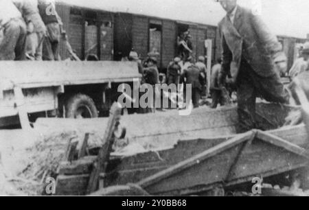 Die Leichen werden während eines Stopps in Targu-Frumos auf der Reise aus dem Iasi-Todeszug entfernt. Das Iasi-Pogrom war eine Reihe von Pogromen, die von Regierungskräften unter Marschall Ion Antonescu in der rumänischen Stadt Iași gestartet wurden. Sie dauerte vom 29. Juni bis zum 6. Juli 1941. 13.266 Menschen oder ein Drittel der jüdischen Bevölkerung wurden massakriert, viele wurden deportiert. Es war eines der schlimmsten Pogrome während des Zweiten Weltkriegs. Die Deportierten wurden unter erschreckenden Bedingungen durchgeführt und ihr Zug war als Iasi-Todeszug bekannt. Von den 5000 Menschen im Zug kamen nur 1011 bei lebendigem Leib an. Stockfoto