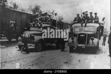 Rumänische Wachen in Lastwagen kommen in Targu-Frumos an, wo der Todeszug Iasi-Calarasi auf seiner Reise Halt macht. Das Iasi-Pogrom war eine Reihe von Pogromen, die von Regierungskräften unter Marschall Ion Antonescu in der rumänischen Stadt Iași gestartet wurden. Sie dauerte vom 29. Juni bis zum 6. Juli 1941. 13.266 Menschen oder ein Drittel der jüdischen Bevölkerung wurden massakriert, viele wurden deportiert. Es war eines der schlimmsten Pogrome während des Zweiten Weltkriegs. Die Deportierten wurden unter erschreckenden Bedingungen durchgeführt und ihr Zug war als Iasi-Todeszug bekannt. Von den 5000 Menschen im Zug kamen nur 1011 bei lebendigem Leib an. Stockfoto