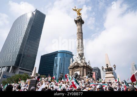 Die Teilnehmer kommen während der Vorführung zusammen. Studierende aus verschiedenen Universitäten und Schulen, darunter Universidad Iberoamericana (IBERO), Universidad Nacional Auto?noma de me?xico (UNAM), Escuela Libre de Derecho (ELD), Instituto Tecnolo?gico y de Estudios Superiores de Occidente (ITESO), Universidad Auto?noma del Estado de me?xico Stockfoto