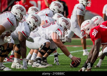 31. August 2024: Der Offensive Lineman Jack Hasz (65) der UNLV Rebels bereitet sich darauf vor, den Ball während eines Spiels zwischen den UNLV Rebels und den Houston Cougars in Houston, Texas, zu knacken. Trask Smith/CSM Stockfoto