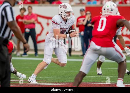 31. August 2024: Der Quarterback der UNLV Rebels Matthew Sluka (3) spielt mit dem Ball während eines Spiels zwischen den UNLV Rebels und den Houston Cougars in Houston, Texas. Trask Smith/CSM Stockfoto