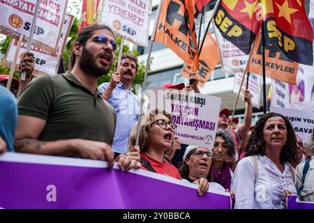 Ankara, Türkei. September 2024. Demonstranten halten Plakate, Banner und Fahnen, während sie während des Protestes Slogans singen. Am 1. September veranstalteten Gewerkschaften und Organisationen der Zivilgesellschaft in Ankara eine gemeinsame Pressemitteilung. Quelle: SOPA Images Limited/Alamy Live News Stockfoto