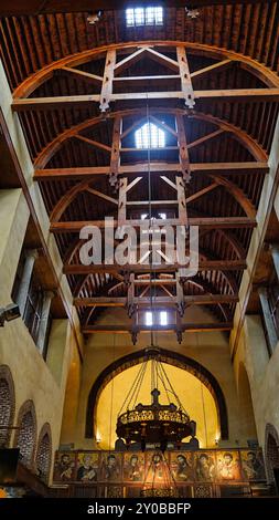 Blick auf die hölzernen Traversen und gewölbten Decken der koptisch-orthodoxen Kirche St. Barbara, die im 5. Jahrhundert im historischen Teil des koptischen Kairos, Ägypten, erbaut wurde Stockfoto