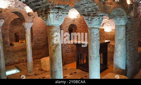 Blick auf die Krypta, in der Joseph, Maria und das Jesuskind gemäß Tradition in der Heiligen Sergius und Bacchus Kirche oder Abu Serga Kirche, der ältesten koptisch-christlichen Kirche in Kairo, Ägypten, ruhten Stockfoto