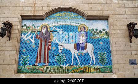 Ein wunderschönes Mosaik, das die Reise von Joseph, Jungfrau Maria und dem Jesuskind nach Ägypten darstellt, an der Außenwand der hängenden Kirche oder der koptischen Kirche der Heiligen Jungfrau Maria im koptischen Kairo, Ägypten Stockfoto