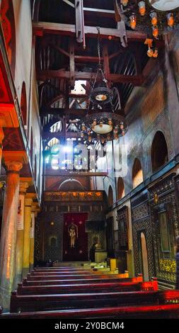 Blick auf die hölzernen Traversen und gewölbten Decken der hängenden Kirche oder der koptisch-orthodoxen Kirche St. Mary, die 690 n. Chr. im koptischen Kairo, Ägypten, erbaut wurde Stockfoto