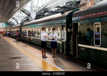 Der mongolische Zug fährt vom Bahnhof Peking nach Ulan Bataar in der Mongolei ab. Stockfoto