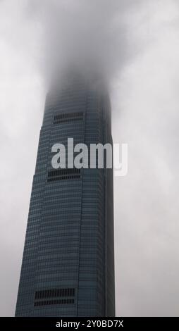 Der IFC-Turm in einer Wolke. Hongkong Stockfoto