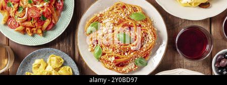 Pasta Panorama. Auswahl an italienischen Pasta, mit Spaghetti Bolognese, Meeresfrüchte-Pasta, Penne mit Hühnchen, Tortellini, Ravioli und andere, Overhead fl Stockfoto