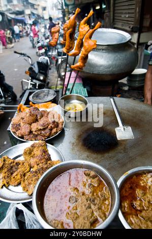 Chicken Tandoori Vorbereitungen vor einem Restaurant in der Aminabad Marktbereich in Lucknow, Indien. Stockfoto