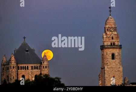 Mondaufgang über der Abtei der Dormition auf dem Berg Zion in Jerusalem, Israel. Stockfoto